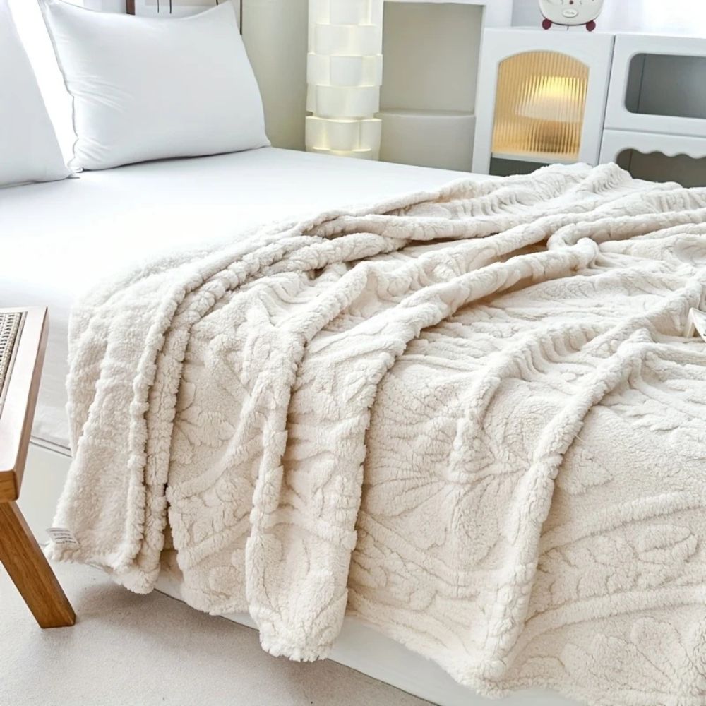 Paris Weave Jacquard Fleece Blanket – Luxurious Softness for Cozy Evenings 3