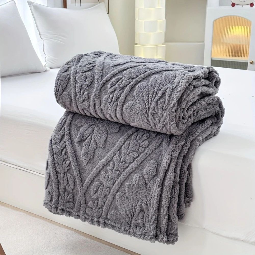Paris Weave Jacquard Fleece Blanket – Luxurious Softness for Cozy Evenings 7