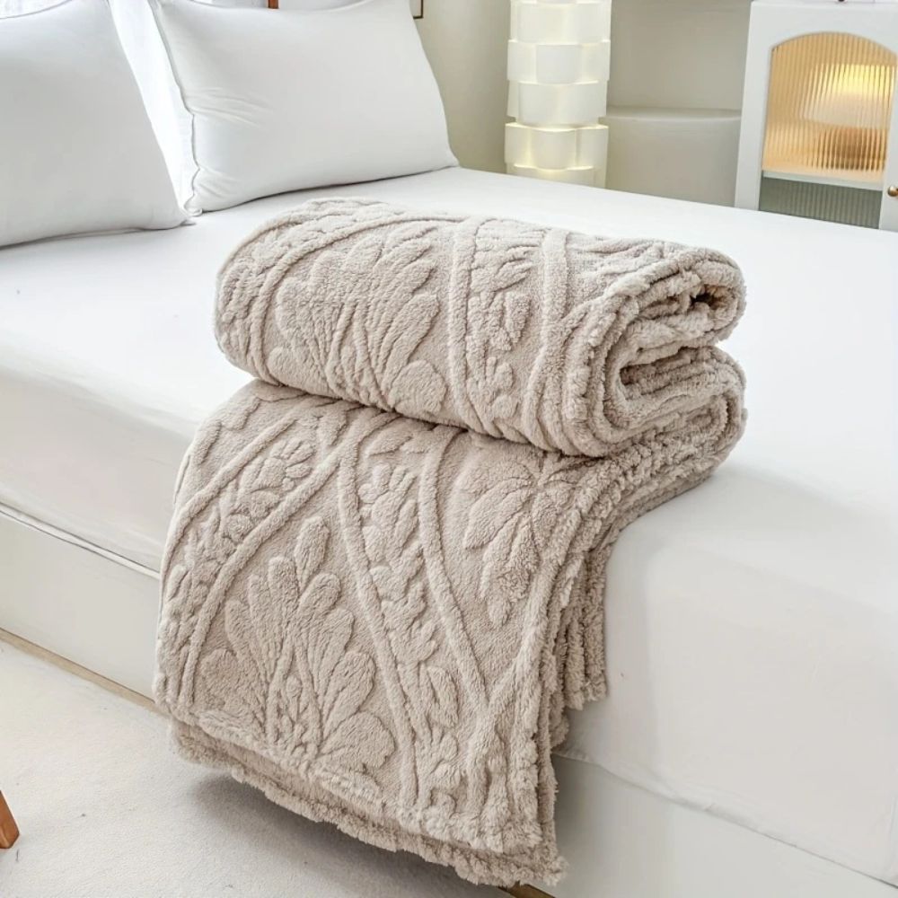 Paris Weave Jacquard Fleece Blanket – Luxurious Softness for Cozy Evenings 8