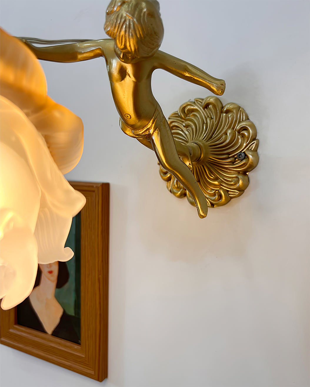 Putti Statuetten Brass Wall Lamp – Charming Design for Elegant Spaces 7