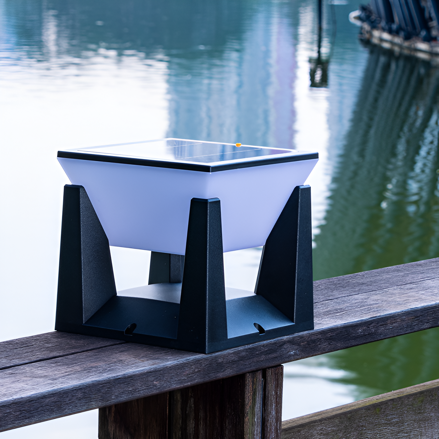 Serelith Solar Lamp – Elegant Illumination for Outdoor Spaces 2