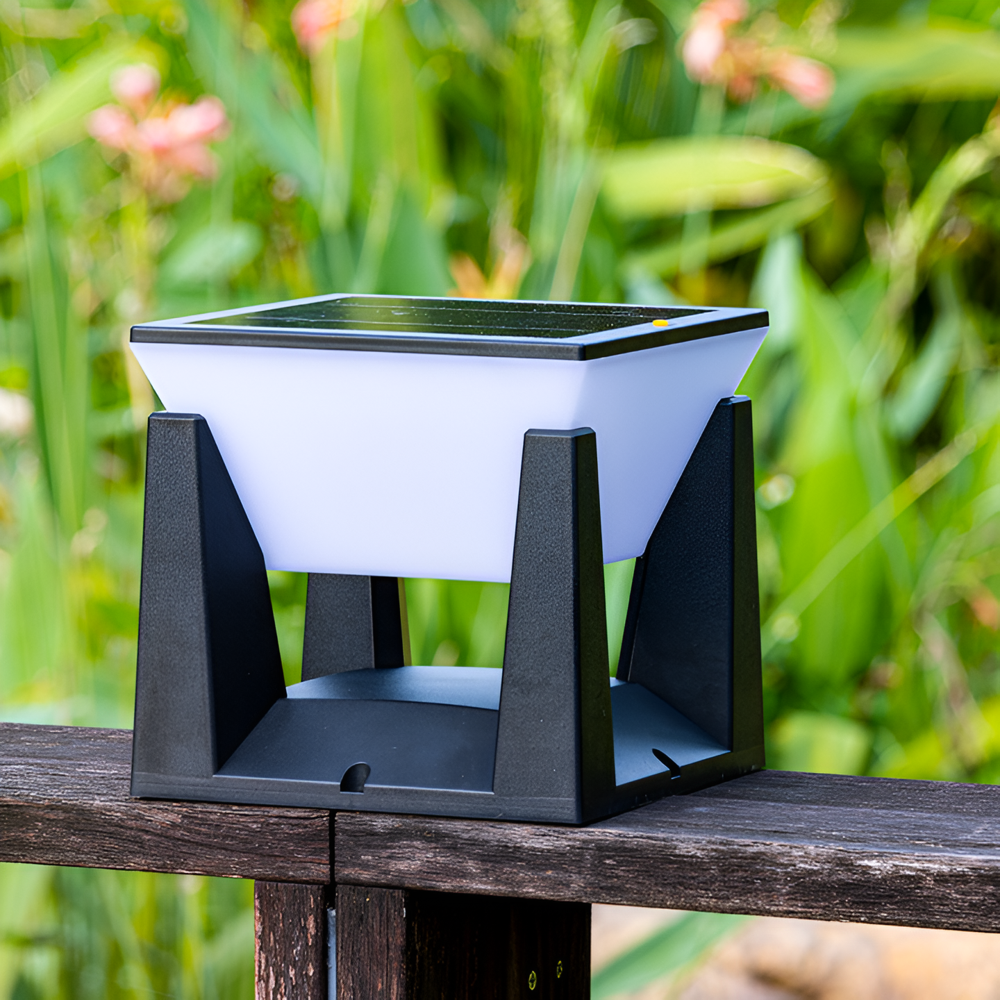 Serelith Solar Lamp – Elegant Illumination for Outdoor Spaces 3
